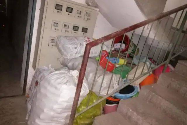 為什么配電箱里不能放雜物<strong></p>
<p>配電箱
</strong>？:配電箱
